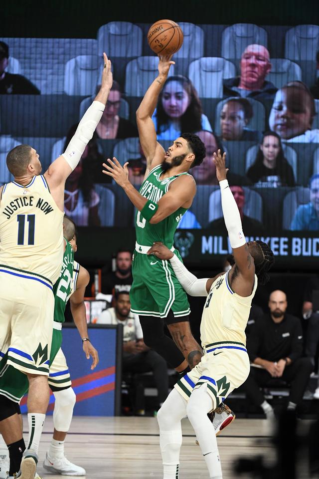 双方球员纷 双方球员纷