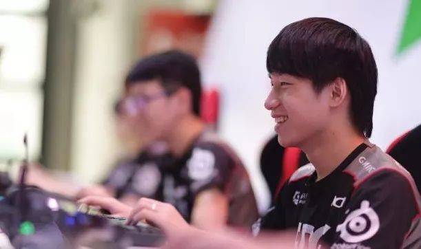 位踏上球场 位踏上球场