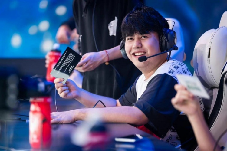 汤普森领先亚巡考试最终关次轮，吴阿顺T21